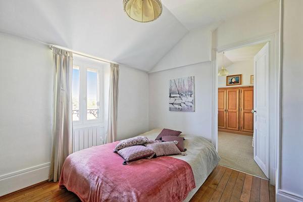 Élégante maison bourgeoise avec piscine et terrasse dominante