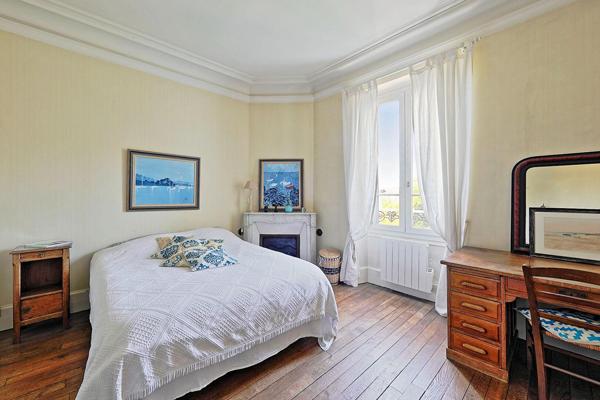 Élégante maison bourgeoise avec piscine et terrasse dominante