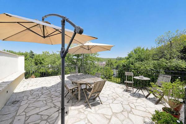 Élégante maison bourgeoise avec piscine et terrasse dominante