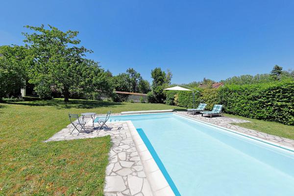 Élégante maison bourgeoise avec piscine et terrasse dominante