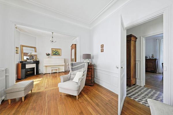 Élégante maison bourgeoise avec piscine et terrasse dominante