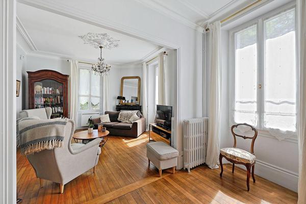 Élégante maison bourgeoise avec piscine et terrasse dominante