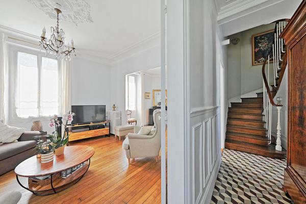 Élégante maison bourgeoise avec piscine et terrasse dominante