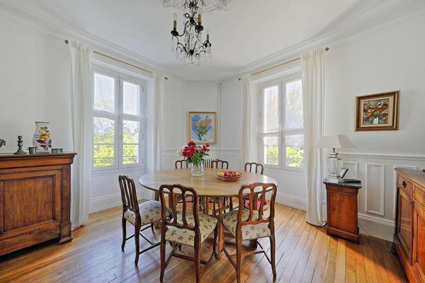 Élégante maison bourgeoise avec piscine et terrasse dominante