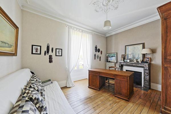 Élégante maison bourgeoise avec piscine et terrasse dominante