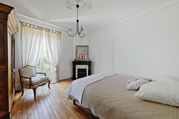 Élégante maison bourgeoise avec piscine et terrasse dominante