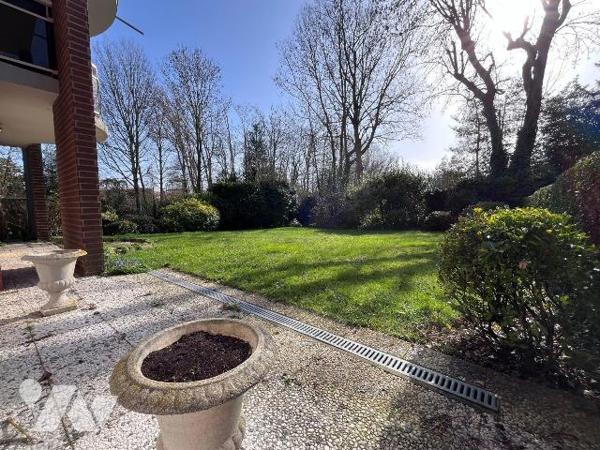 En exclusivité chez votre notaire ! En centre ville d'Hazebrouck, résidence de standing avec  v...