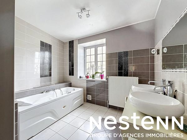 A vendre : Maison spacieuse - 5 chambres - piscine - grand jardin - au calme  proche de CRECHES SUR SAONE