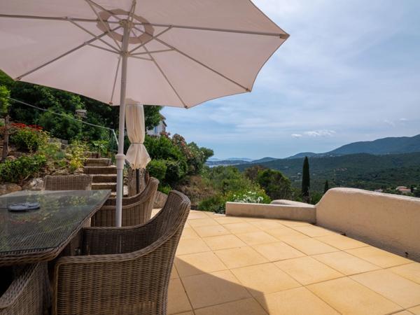 Var (83), à vendre LA CROIX VALMER MAISON T7 de 157 m² Piscine VUE MER, ILES ET COLLINES sur golfe de ST TROPEZ