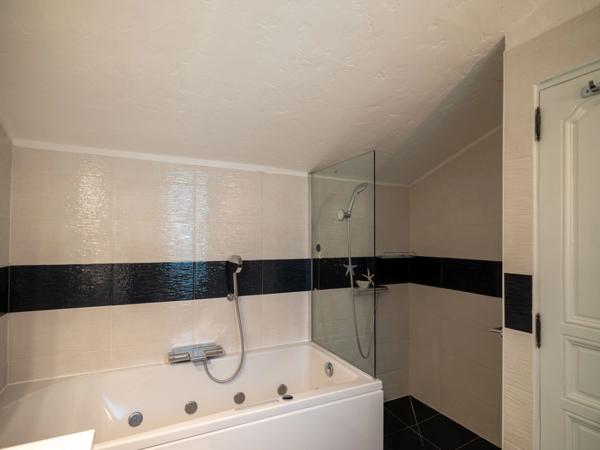 Var (83), à vendre LA CROIX VALMER MAISON T7 de 157 m² Piscine VUE MER, ILES ET COLLINES sur golfe de ST TROPEZ