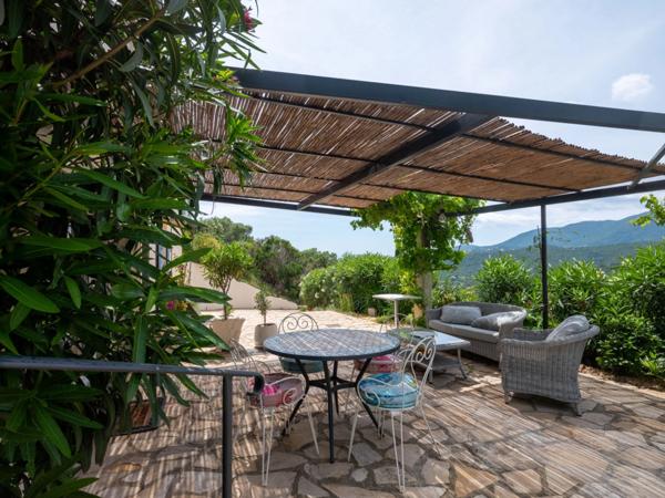 Var (83), à vendre LA CROIX VALMER MAISON T7 de 157 m² Piscine VUE MER, ILES ET COLLINES sur golfe de ST TROPEZ
