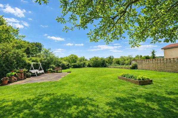 Belle maison en pierre de 4 chambres en bordure de village