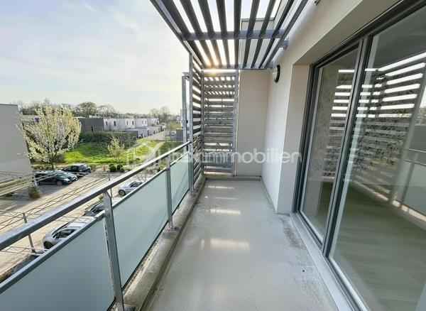 Situé sur la commune de Mordelles, au sein d’une résidence calme et bien entretenue, découvrez cet appartement T3 de 64,86 m², fonctionnel et lumineux.

L’appartement se compose de :

Une pièce de vie agréable avec séjour et cuisine ouverte, offrant un bel espace de vie,
Deux chambres confortables,
Une salle de bains,
Des WC séparés,
Une entrée avec rangements,
Une buanderie, idéale pour l’organisation du quotidien.
L’espace de vie s’ouvre sur un balcon, parfait pour profiter des beaux jours.

À l’extérieur, vous bénéficiez également de :
Un rangement fermé privatif, très pratique pour le stockage,
Une place de parking privative.

🔹 Chauffage inclus dans les charges, pour un confort optimal et une meilleure maîtrise du budget.
🔹 Appartement bien agencé, sans perte d’espace.
🔹 Résidence agréable, proche des commodités, écoles et axes principaux.