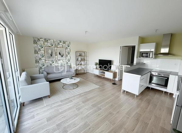 Situé sur la commune de Mordelles, au sein d’une résidence calme et bien entretenue, découvrez cet appartement T3 de 64,86 m², fonctionnel et lumineux.

L’appartement se compose de :

Une pièce de vie agréable avec séjour et cuisine ouverte, offrant un bel espace de vie,
Deux chambres confortables,
Une salle de bains,
Des WC séparés,
Une entrée avec rangements,
Une buanderie, idéale pour l’organisation du quotidien.
L’espace de vie s’ouvre sur un balcon, parfait pour profiter des beaux jours.

À l’extérieur, vous bénéficiez également de :
Un rangement fermé privatif, très pratique pour le stockage,
Une place de parking privative.

🔹 Chauffage inclus dans les charges, pour un confort optimal et une meilleure maîtrise du budget.
🔹 Appartement bien agencé, sans perte d’espace.
🔹 Résidence agréable, proche des commodités, écoles et axes principaux.