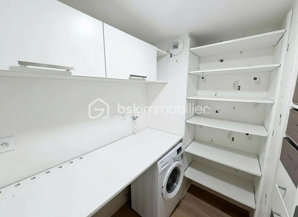 Situé sur la commune de Mordelles, au sein d’une résidence calme et bien entretenue, découvrez cet appartement T3 de 64,86 m², fonctionnel et lumineux.

L’appartement se compose de :

Une pièce de vie agréable avec séjour et cuisine ouverte, offrant un bel espace de vie,
Deux chambres confortables,
Une salle de bains,
Des WC séparés,
Une entrée avec rangements,
Une buanderie, idéale pour l’organisation du quotidien.
L’espace de vie s’ouvre sur un balcon, parfait pour profiter des beaux jours.

À l’extérieur, vous bénéficiez également de :
Un rangement fermé privatif, très pratique pour le stockage,
Une place de parking privative.

🔹 Chauffage inclus dans les charges, pour un confort optimal et une meilleure maîtrise du budget.
🔹 Appartement bien agencé, sans perte d’espace.
🔹 Résidence agréable, proche des commodités, écoles et axes principaux.