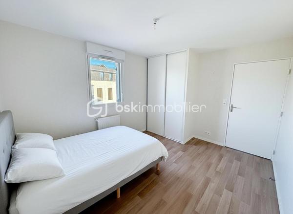 Situé sur la commune de Mordelles, au sein d’une résidence calme et bien entretenue, découvrez cet appartement T3 de 64,86 m², fonctionnel et lumineux.

L’appartement se compose de :

Une pièce de vie agréable avec séjour et cuisine ouverte, offrant un bel espace de vie,
Deux chambres confortables,
Une salle de bains,
Des WC séparés,
Une entrée avec rangements,
Une buanderie, idéale pour l’organisation du quotidien.
L’espace de vie s’ouvre sur un balcon, parfait pour profiter des beaux jours.

À l’extérieur, vous bénéficiez également de :
Un rangement fermé privatif, très pratique pour le stockage,
Une place de parking privative.

🔹 Chauffage inclus dans les charges, pour un confort optimal et une meilleure maîtrise du budget.
🔹 Appartement bien agencé, sans perte d’espace.
🔹 Résidence agréable, proche des commodités, écoles et axes principaux.