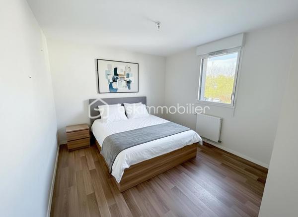 Situé sur la commune de Mordelles, au sein d’une résidence calme et bien entretenue, découvrez cet appartement T3 de 64,86 m², fonctionnel et lumineux.

L’appartement se compose de :

Une pièce de vie agréable avec séjour et cuisine ouverte, offrant un bel espace de vie,
Deux chambres confortables,
Une salle de bains,
Des WC séparés,
Une entrée avec rangements,
Une buanderie, idéale pour l’organisation du quotidien.
L’espace de vie s’ouvre sur un balcon, parfait pour profiter des beaux jours.

À l’extérieur, vous bénéficiez également de :
Un rangement fermé privatif, très pratique pour le stockage,
Une place de parking privative.

🔹 Chauffage inclus dans les charges, pour un confort optimal et une meilleure maîtrise du budget.
🔹 Appartement bien agencé, sans perte d’espace.
🔹 Résidence agréable, proche des commodités, écoles et axes principaux.