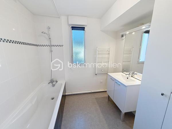 Situé sur la commune de Mordelles, au sein d’une résidence calme et bien entretenue, découvrez cet appartement T3 de 64,86 m², fonctionnel et lumineux.

L’appartement se compose de :

Une pièce de vie agréable avec séjour et cuisine ouverte, offrant un bel espace de vie,
Deux chambres confortables,
Une salle de bains,
Des WC séparés,
Une entrée avec rangements,
Une buanderie, idéale pour l’organisation du quotidien.
L’espace de vie s’ouvre sur un balcon, parfait pour profiter des beaux jours.

À l’extérieur, vous bénéficiez également de :
Un rangement fermé privatif, très pratique pour le stockage,
Une place de parking privative.

🔹 Chauffage inclus dans les charges, pour un confort optimal et une meilleure maîtrise du budget.
🔹 Appartement bien agencé, sans perte d’espace.
🔹 Résidence agréable, proche des commodités, écoles et axes principaux.