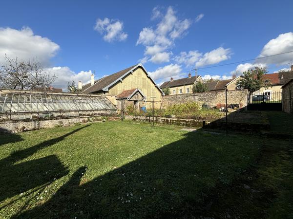 SAINTE COLOMBE SUR SEINE Ensemble deux de Maisons avec dépendances terrain proches des écoles. Sainte-Colombe-sur-Seine (21400)