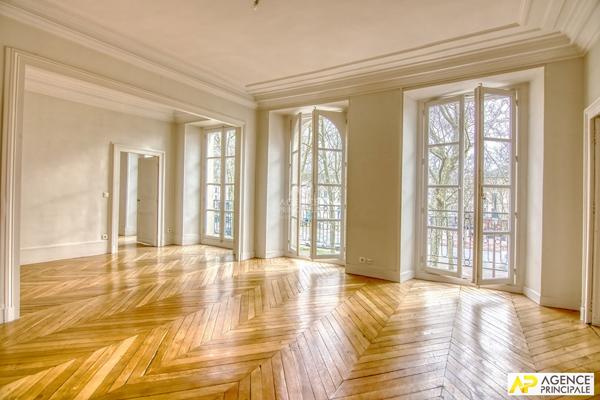 Versailles Notre-Dame Avenue de St-Cloud Appartement 5 pièces 103 m² au sol situé au 2e étage avec grenier €855 000 ** - Référence 26652