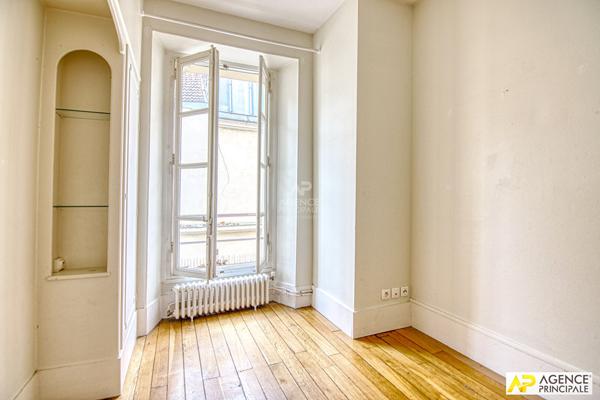 Versailles Notre-Dame Avenue de St-Cloud Appartement 5 pièces 103 m² au sol situé au 2e étage avec grenier €855 000 ** - Référence 26652
