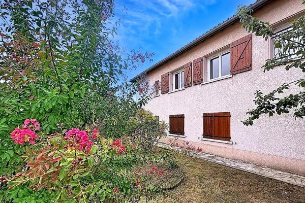 Maison
         6 pièces
        - 159 m² 422 800 € *