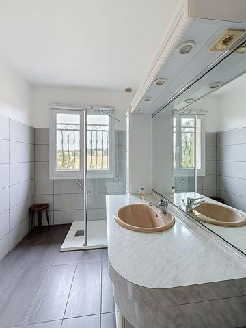 Maison
         6 pièces
        - 159 m² 422 800 € *