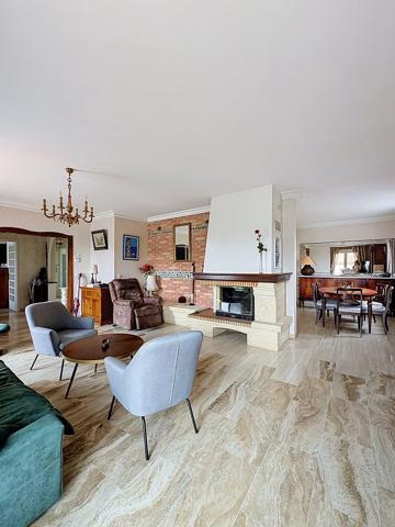 Maison
         6 pièces
        - 159 m² 422 800 € *