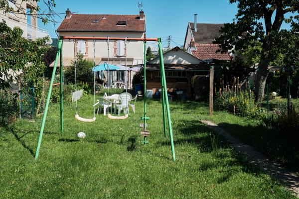 Maison avec jardin, à proximité du centre-ville