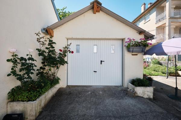 Maison avec jardin, à proximité du centre-ville