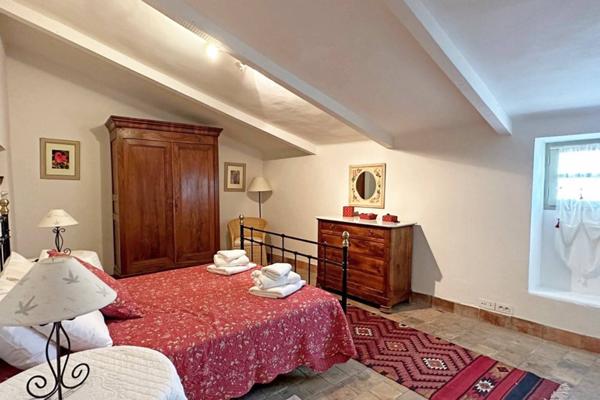 Cabrières-d'Avignon (84220) Cabrières d'Avignon Gordes 5 mn maison de village 200 M2 jardin 300 m2 piscine