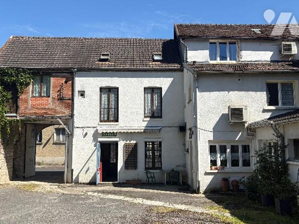Ensemble immobilier composé d'un local commercial et de deux appartements privatifs.