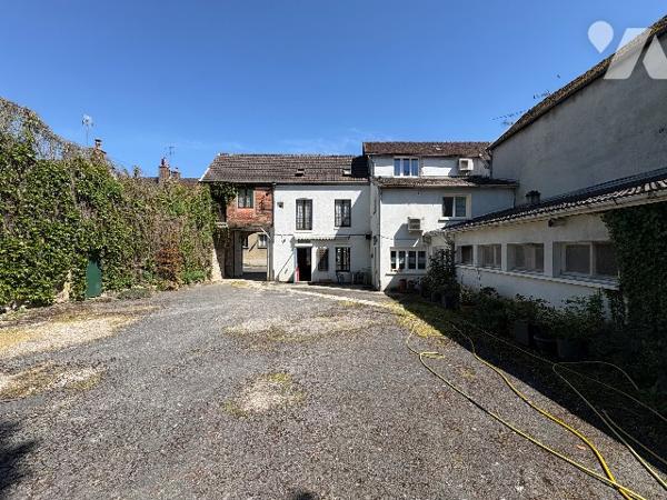 Ensemble immobilier composé d'un local commercial et de deux appartements privatifs.
