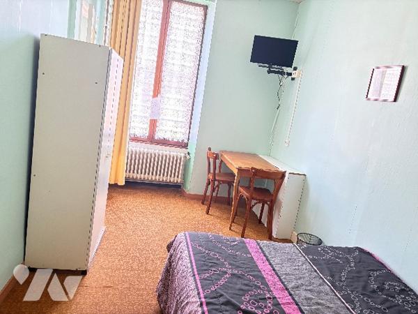 Ensemble immobilier composé d'un local commercial et de deux appartements privatifs.