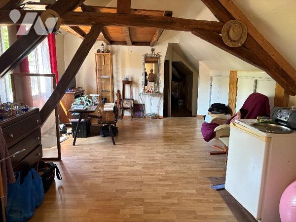 Ensemble immobilier composé d'un local commercial et de deux appartements privatifs.