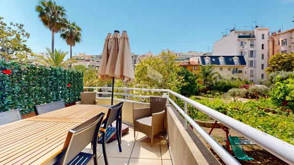 NICE - FLEURS : CHARMANT 2 PIÈCES TRAVERSANT AVEC UNE TERRASSE DE 20 M²