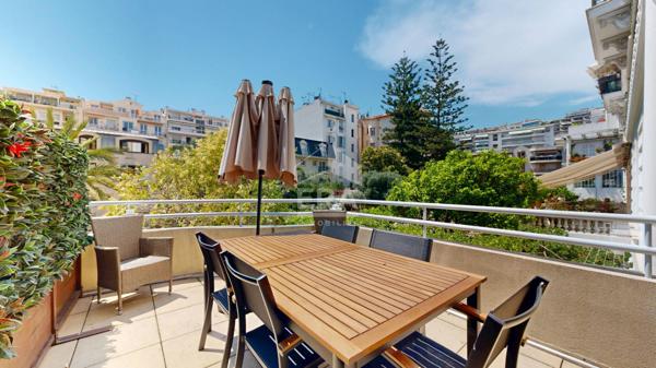 NICE - FLEURS : CHARMANT 2 PIÈCES TRAVERSANT AVEC UNE TERRASSE DE 20 M²