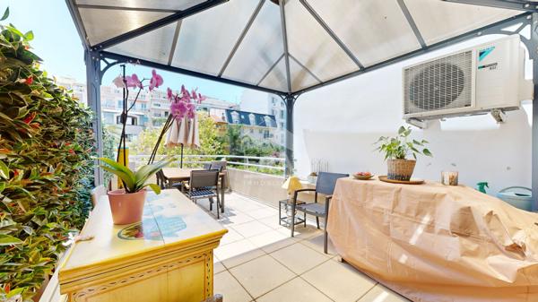 NICE - FLEURS : CHARMANT 2 PIÈCES TRAVERSANT AVEC UNE TERRASSE DE 20 M²
