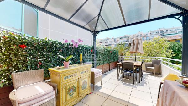 NICE - FLEURS : CHARMANT 2 PIÈCES TRAVERSANT AVEC UNE TERRASSE DE 20 M²
