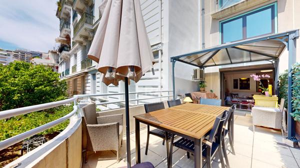 NICE - FLEURS : CHARMANT 2 PIÈCES TRAVERSANT AVEC UNE TERRASSE DE 20 M²