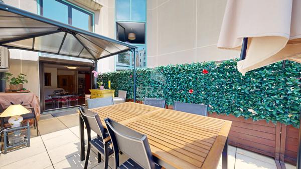 NICE - FLEURS : CHARMANT 2 PIÈCES TRAVERSANT AVEC UNE TERRASSE DE 20 M²