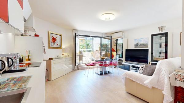 NICE - FLEURS : CHARMANT 2 PIÈCES TRAVERSANT AVEC UNE TERRASSE DE 20 M²