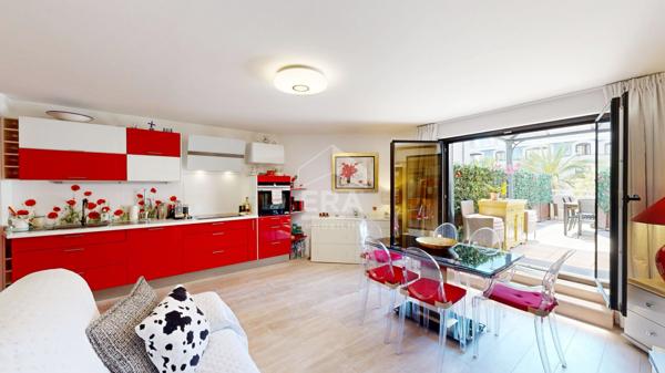 NICE - FLEURS : CHARMANT 2 PIÈCES TRAVERSANT AVEC UNE TERRASSE DE 20 M²