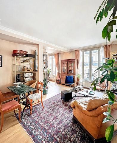 Charmant 2 pièces lumineux avec mezzanine, au cœur du quartier Mouffetard, dans un immeuble Belle Époque de caractère.