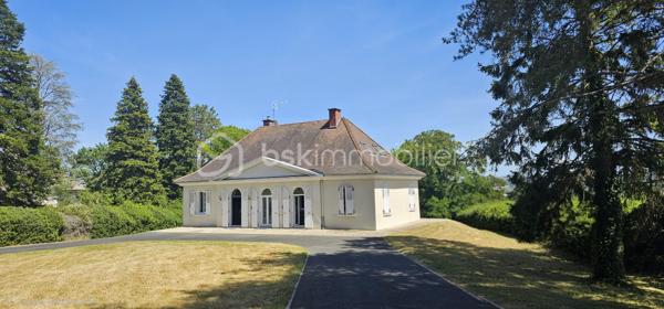 ***À seulement 8 minutes de Vichy superbe propriété située en sortie de village dans un environnement calme et sans vis-à-vis.
   
*** Surface habitable 203 m2 + sous sol de 100 m2

👉 - Au rez-de-chaussée : vaste séjour-salon ouvrant sur terrasse, cuisine équipée haut de gamme, hall d'entrée avec grande penderie, chambre avec dressing, salle d'eau double vasque et WC indépendant.

👉 - Étage : 2 suites parentales ( Chambre + Salon ou Bureau et Salle de bain ) ou possibilité de 4 chambres communicantes avec salle de bains, salle d'eau, cabinet de toilette, 
  3 WC et débarras.

👉 - Terrain clos et arboré de 6 000 m² avec superbe vue dégagée sur la campagne.

 👉 - Garage, atelier, buanderie et cuisine secondaire.

➕ DPE C ---- AUCUN TRAVAUX A PRÉVOIR