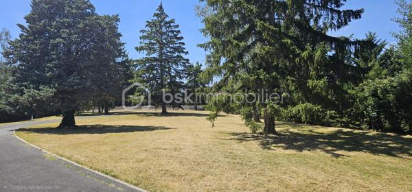 ***À seulement 8 minutes de Vichy superbe propriété située en sortie de village dans un environnement calme et sans vis-à-vis.
   
*** Surface habitable 203 m2 + sous sol de 100 m2

👉 - Au rez-de-chaussée : vaste séjour-salon ouvrant sur terrasse, cuisine équipée haut de gamme, hall d'entrée avec grande penderie, chambre avec dressing, salle d'eau double vasque et WC indépendant.

👉 - Étage : 2 suites parentales ( Chambre + Salon ou Bureau et Salle de bain ) ou possibilité de 4 chambres communicantes avec salle de bains, salle d'eau, cabinet de toilette, 
  3 WC et débarras.

👉 - Terrain clos et arboré de 6 000 m² avec superbe vue dégagée sur la campagne.

 👉 - Garage, atelier, buanderie et cuisine secondaire.

➕ DPE C ---- AUCUN TRAVAUX A PRÉVOIR