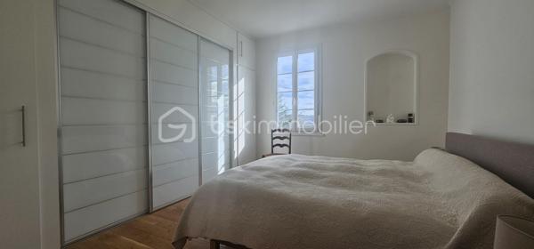 ***À seulement 8 minutes de Vichy superbe propriété située en sortie de village dans un environnement calme et sans vis-à-vis.
   
*** Surface habitable 203 m2 + sous sol de 100 m2

👉 - Au rez-de-chaussée : vaste séjour-salon ouvrant sur terrasse, cuisine équipée haut de gamme, hall d'entrée avec grande penderie, chambre avec dressing, salle d'eau double vasque et WC indépendant.

👉 - Étage : 2 suites parentales ( Chambre + Salon ou Bureau et Salle de bain ) ou possibilité de 4 chambres communicantes avec salle de bains, salle d'eau, cabinet de toilette, 
  3 WC et débarras.

👉 - Terrain clos et arboré de 6 000 m² avec superbe vue dégagée sur la campagne.

 👉 - Garage, atelier, buanderie et cuisine secondaire.

➕ DPE C ---- AUCUN TRAVAUX A PRÉVOIR