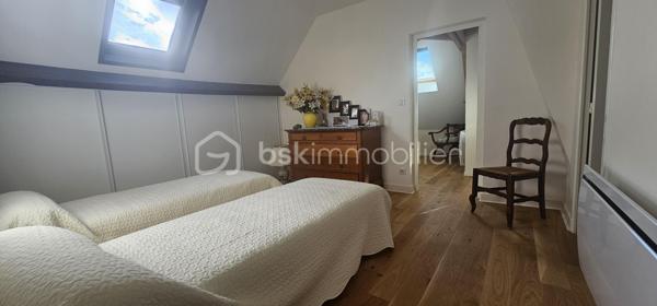 ***À seulement 8 minutes de Vichy superbe propriété située en sortie de village dans un environnement calme et sans vis-à-vis.
   
*** Surface habitable 203 m2 + sous sol de 100 m2

👉 - Au rez-de-chaussée : vaste séjour-salon ouvrant sur terrasse, cuisine équipée haut de gamme, hall d'entrée avec grande penderie, chambre avec dressing, salle d'eau double vasque et WC indépendant.

👉 - Étage : 2 suites parentales ( Chambre + Salon ou Bureau et Salle de bain ) ou possibilité de 4 chambres communicantes avec salle de bains, salle d'eau, cabinet de toilette, 
  3 WC et débarras.

👉 - Terrain clos et arboré de 6 000 m² avec superbe vue dégagée sur la campagne.

 👉 - Garage, atelier, buanderie et cuisine secondaire.

➕ DPE C ---- AUCUN TRAVAUX A PRÉVOIR