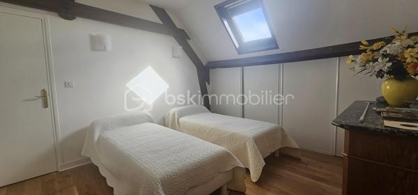 ***À seulement 8 minutes de Vichy superbe propriété située en sortie de village dans un environnement calme et sans vis-à-vis.
   
*** Surface habitable 203 m2 + sous sol de 100 m2

👉 - Au rez-de-chaussée : vaste séjour-salon ouvrant sur terrasse, cuisine équipée haut de gamme, hall d'entrée avec grande penderie, chambre avec dressing, salle d'eau double vasque et WC indépendant.

👉 - Étage : 2 suites parentales ( Chambre + Salon ou Bureau et Salle de bain ) ou possibilité de 4 chambres communicantes avec salle de bains, salle d'eau, cabinet de toilette, 
  3 WC et débarras.

👉 - Terrain clos et arboré de 6 000 m² avec superbe vue dégagée sur la campagne.

 👉 - Garage, atelier, buanderie et cuisine secondaire.

➕ DPE C ---- AUCUN TRAVAUX A PRÉVOIR