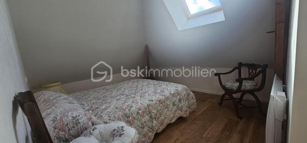 ***À seulement 8 minutes de Vichy superbe propriété située en sortie de village dans un environnement calme et sans vis-à-vis.
   
*** Surface habitable 203 m2 + sous sol de 100 m2

👉 - Au rez-de-chaussée : vaste séjour-salon ouvrant sur terrasse, cuisine équipée haut de gamme, hall d'entrée avec grande penderie, chambre avec dressing, salle d'eau double vasque et WC indépendant.

👉 - Étage : 2 suites parentales ( Chambre + Salon ou Bureau et Salle de bain ) ou possibilité de 4 chambres communicantes avec salle de bains, salle d'eau, cabinet de toilette, 
  3 WC et débarras.

👉 - Terrain clos et arboré de 6 000 m² avec superbe vue dégagée sur la campagne.

 👉 - Garage, atelier, buanderie et cuisine secondaire.

➕ DPE C ---- AUCUN TRAVAUX A PRÉVOIR